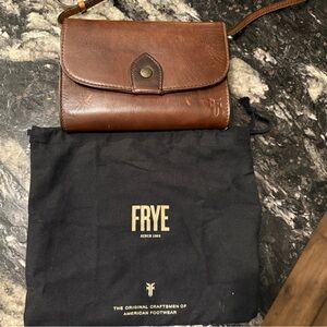 Beautiful crossbody. Is on the smaller side which is why it was never used.
